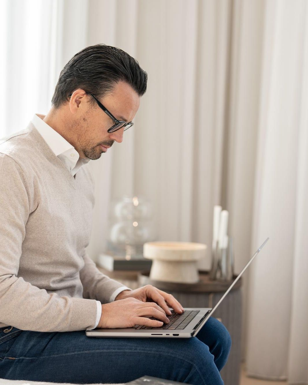 Manfred Braun arbeitet am Laptop