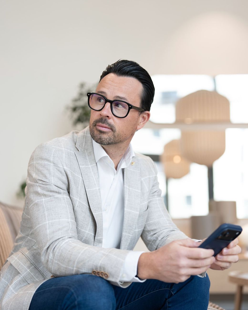 Manfred Braun mit Smartphone