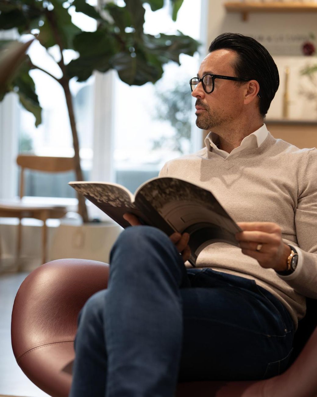 Manfred Braun liest ein Magazin im Sessel